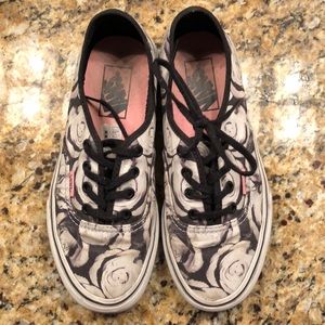 VANS BLACK AND WHITE ROSES